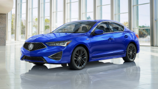 Vue avant d’une Acura ILX bleue devant un bâtiment.