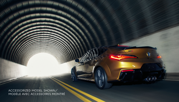 Vue en angle arrière gauche de l’Integra circulant dans un tunnel sombre