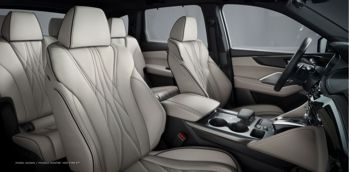 Plan étendu de trois quarts de l’habitacle d’un MDX Type S.