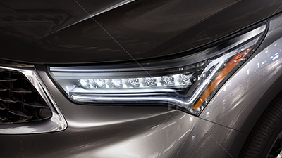 Close-up of a Jewel Eye LED front headlight.	/ Gros plan d’un phare Jewel Eye à DEL.