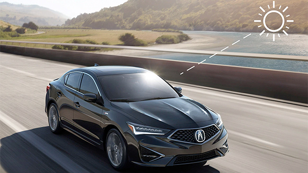 A black Acura TLX drives down the highway. An illustration demonstrates climate control from solar heating. / Une Acura TLX noire roulant sur l’autoroute. L’image montre la régulation de la température à partir du chauffage solaire.